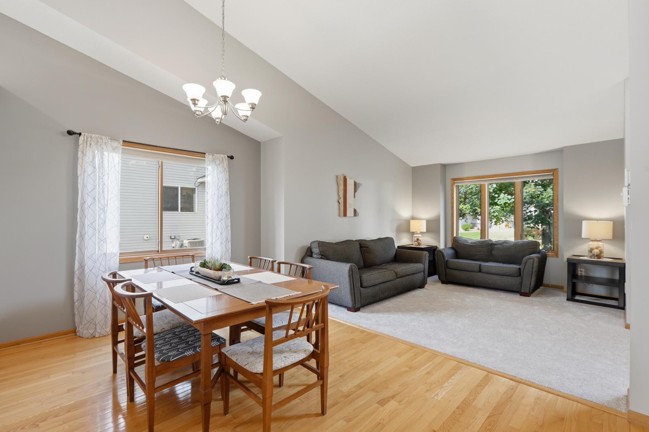 Stylish Kitchen with Breakfast Area and Modern Finishes