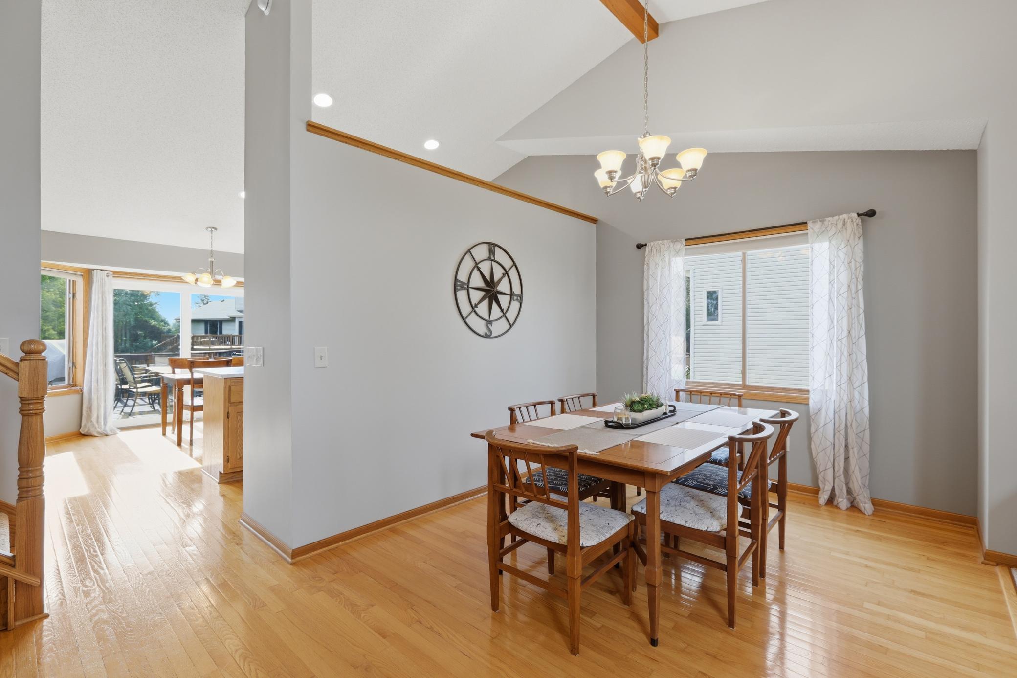 Stylish Kitchen with Breakfast Area and Modern Finishes