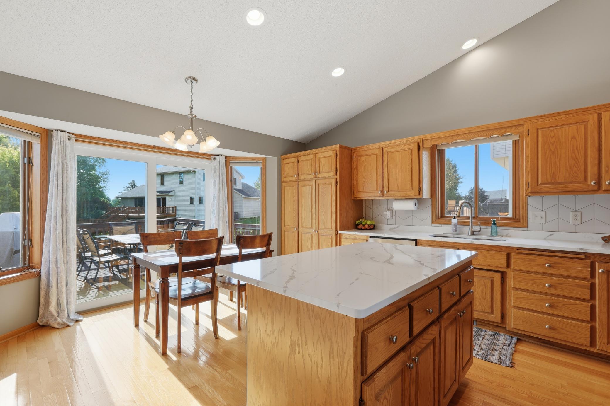 Stylish Kitchen with Breakfast Area and Modern Finishes