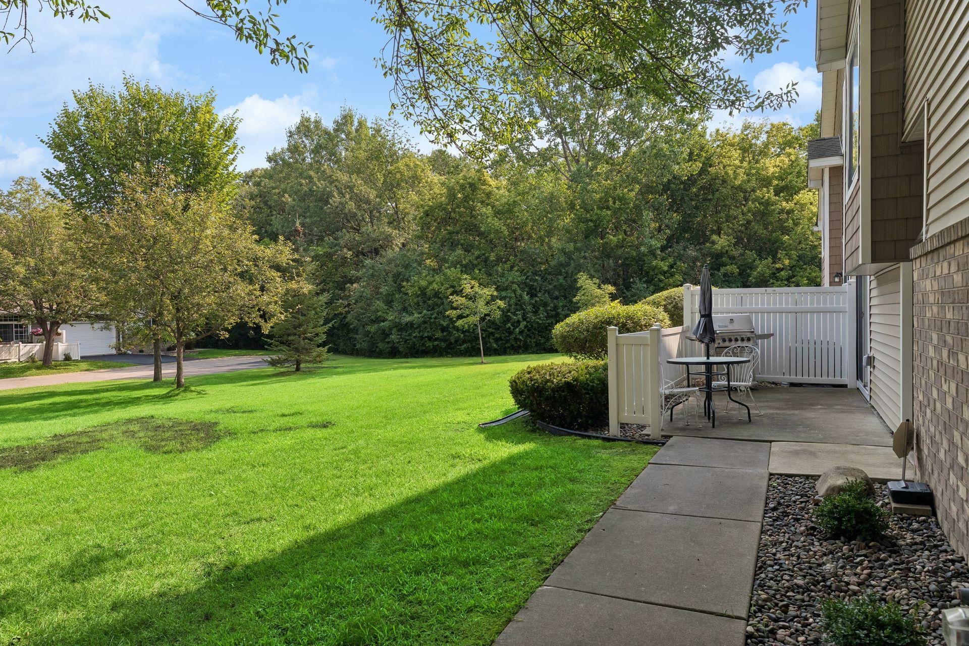 Very large yard for a townhouse!!