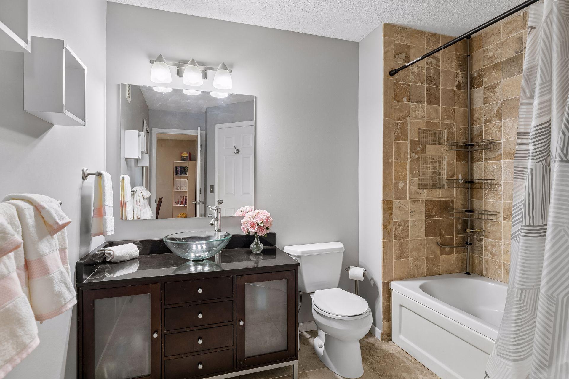 Upper level full bath with linen closet.