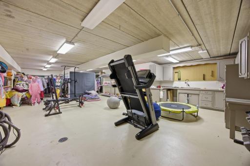 Full storage space under the garage offers an exceptional place for storage, hobbies, workshop and more