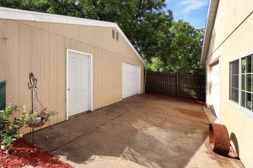 Pass through from one garage to the next.jpg