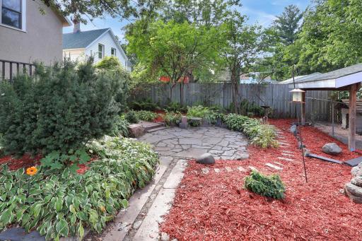 Fresh mulch really brightens up the beautiful patio area.jpg