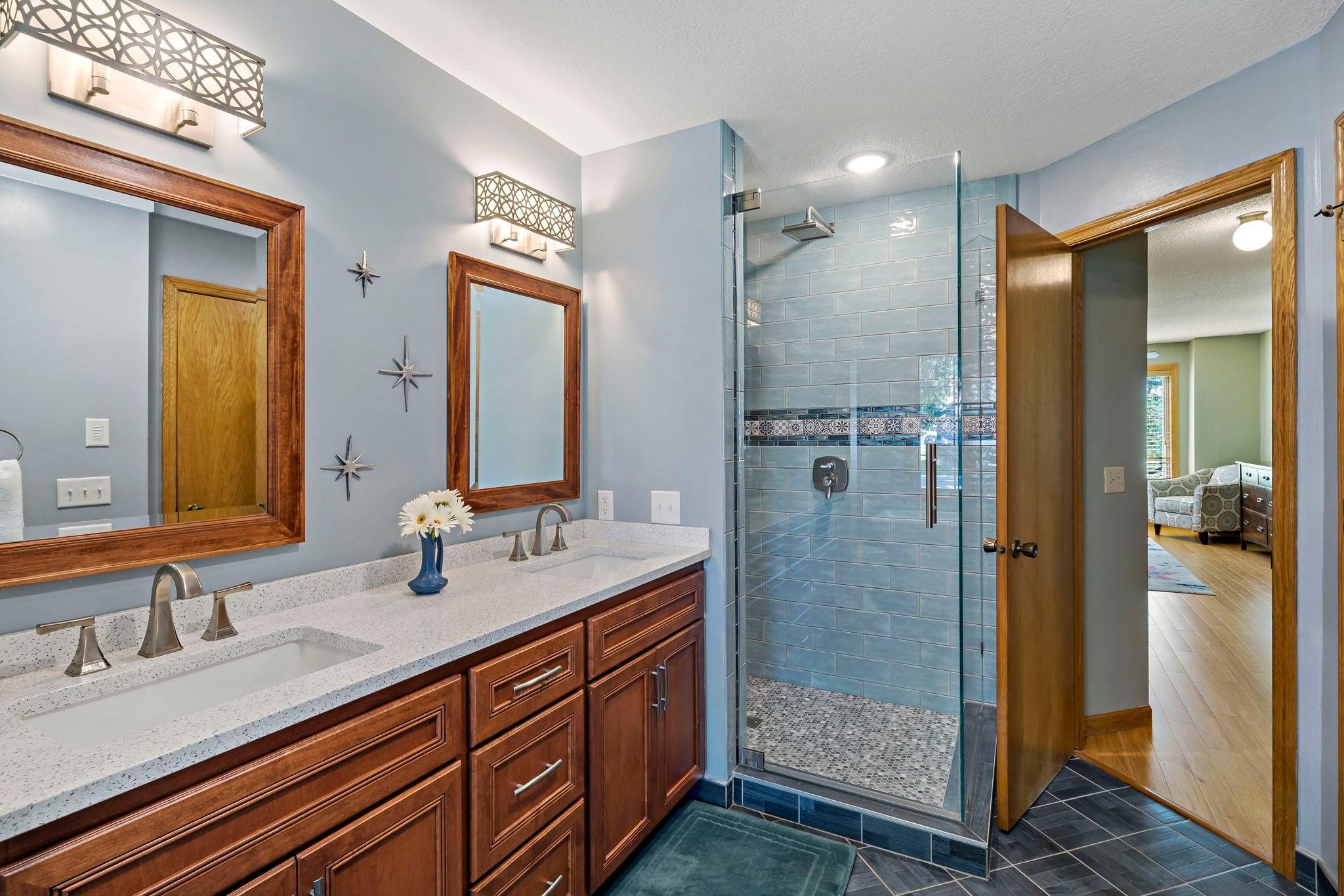 43-web-or-mls-630 Sullivan Ln Columbia Heights MN_0037.jpg
