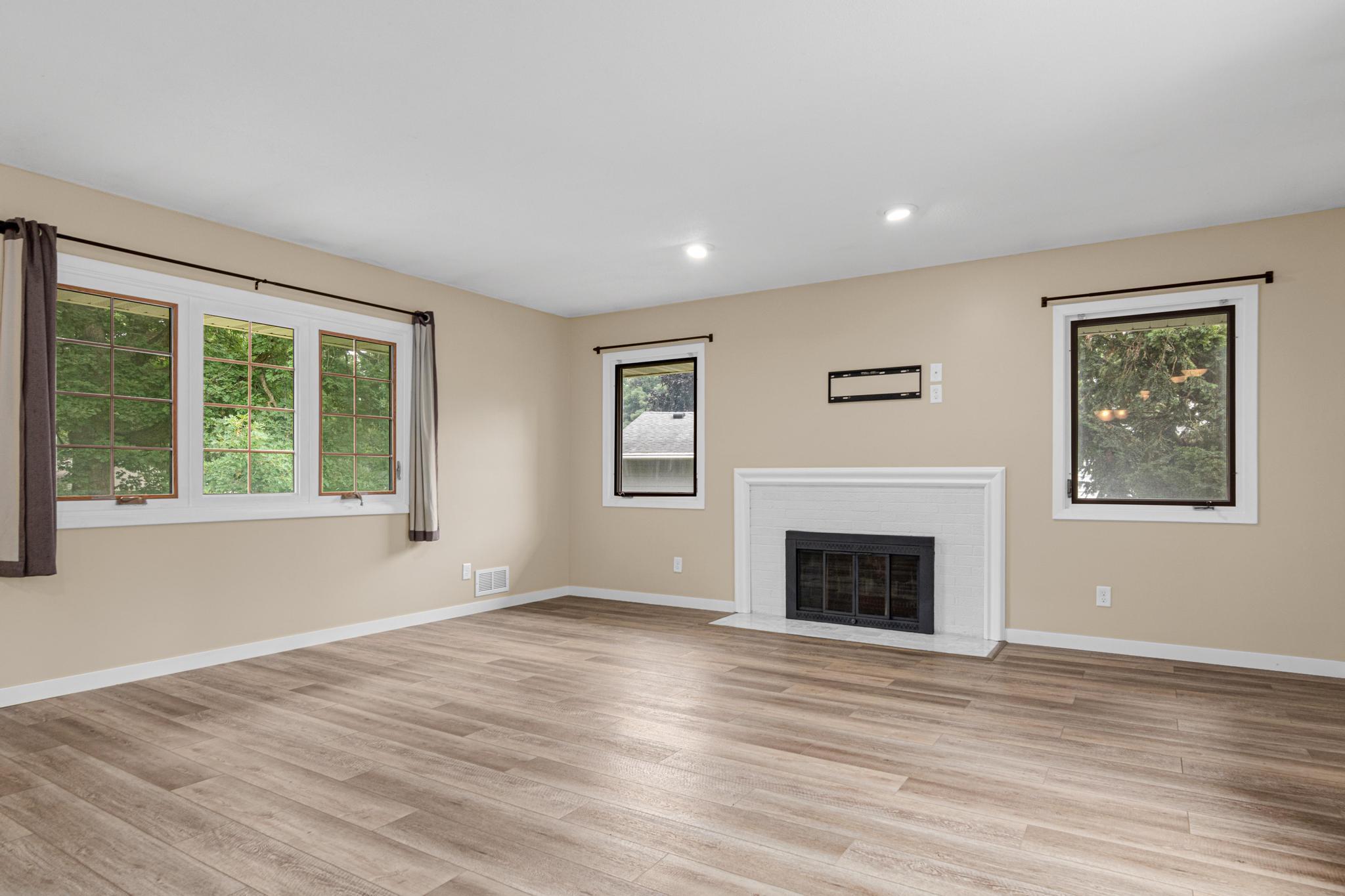 1429 Windemere Dr NE-4.jpg
