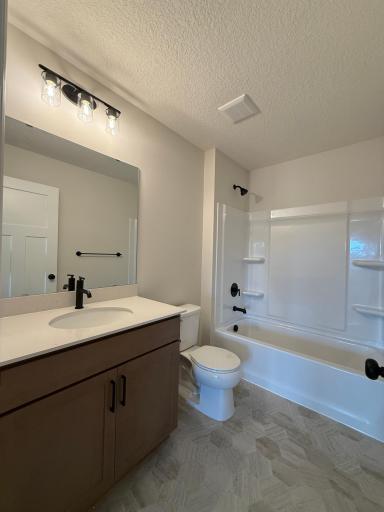 Full secondary bathroom giving full functionality