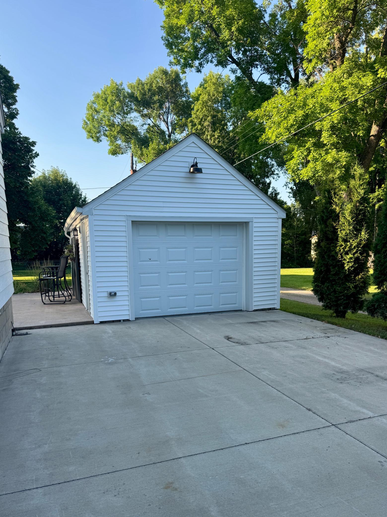 Detached Garage w/ Vinyl Siding