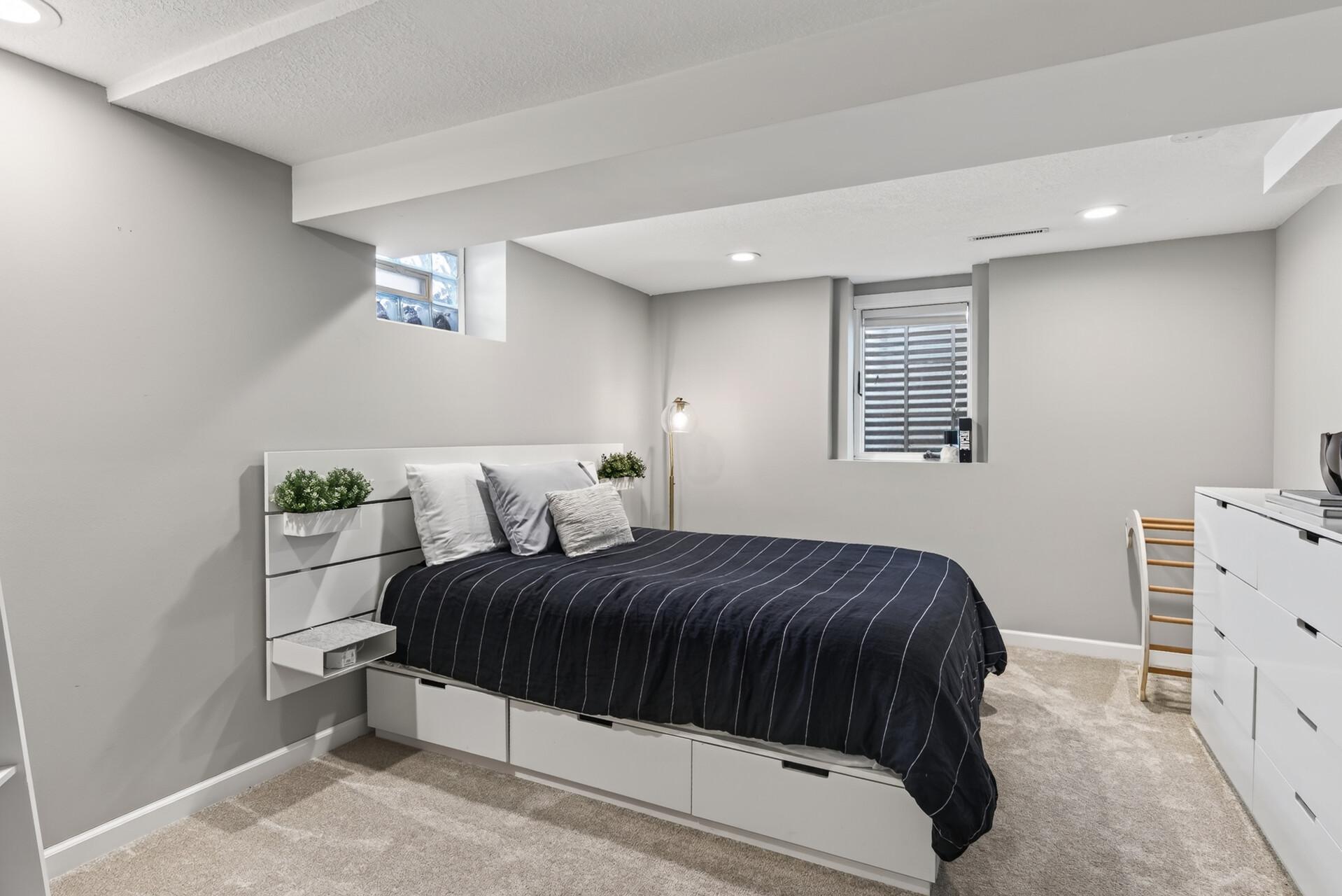 Lrg lower 4th BR with private Bath and egress