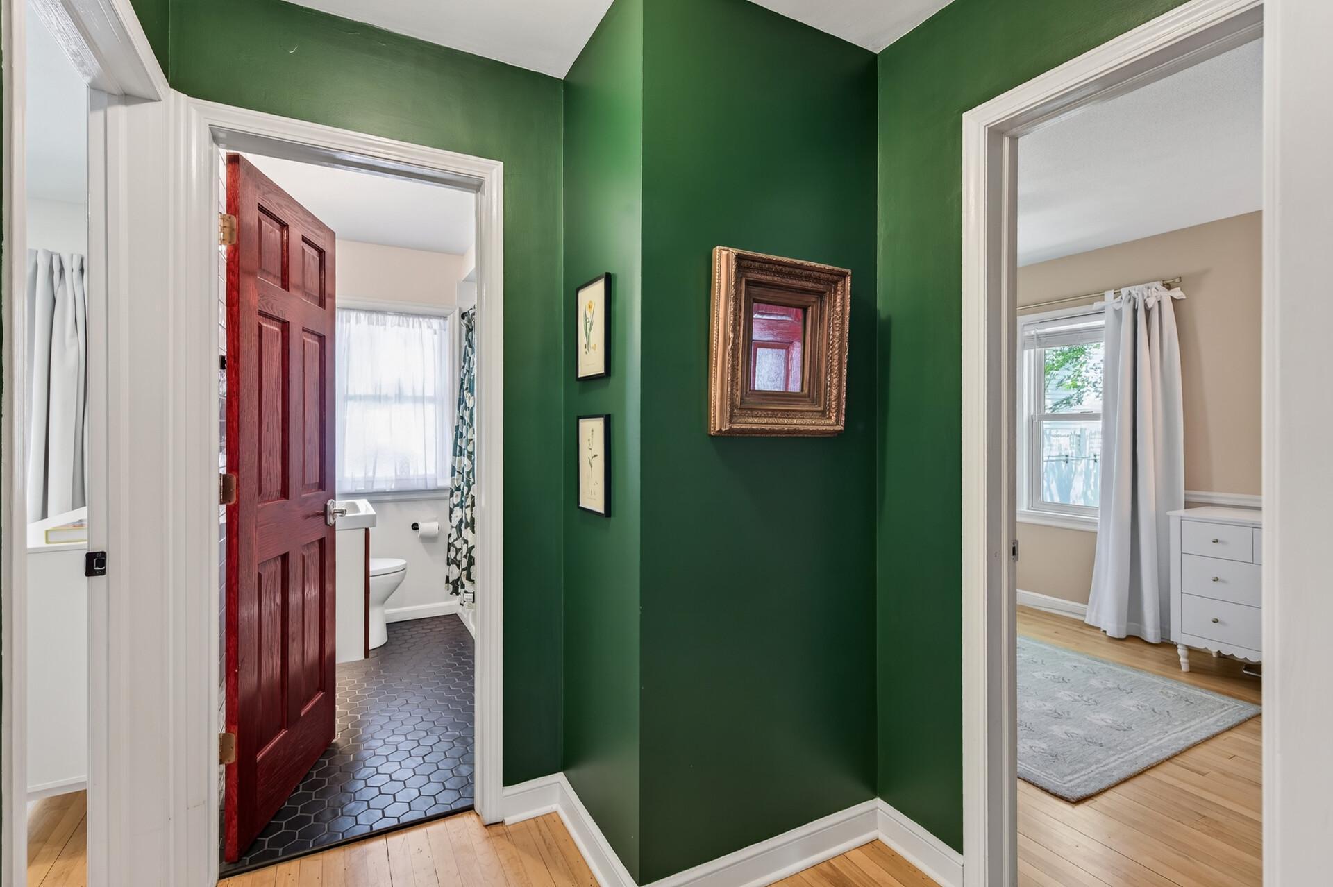 Mn flr bath flanked by 2 BR's