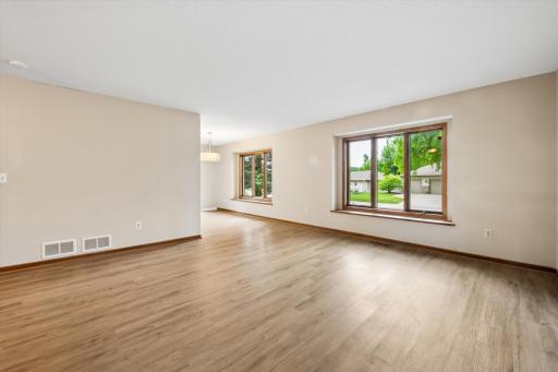 460 Oakhill Road, Chaska, MN 55318