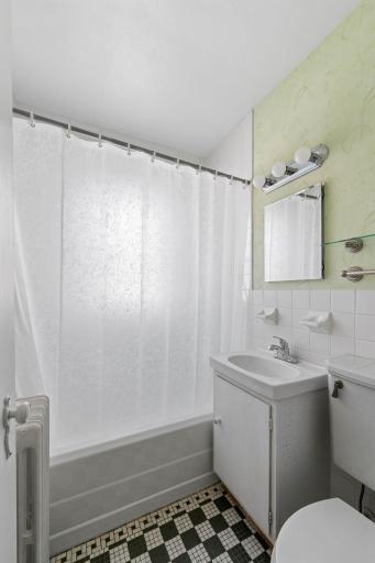Main level full bath R side
