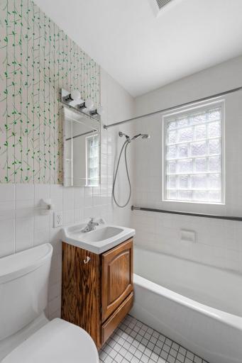 Main level full bathroom L Side