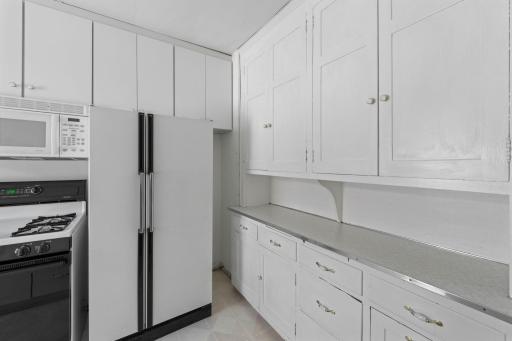 Kitchen with tons of storage R Side
