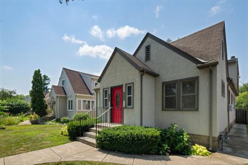 Great curb appeal! Very welcoming.