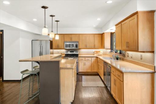 606 Carver Beach Road, Chanhassen, MN 55317