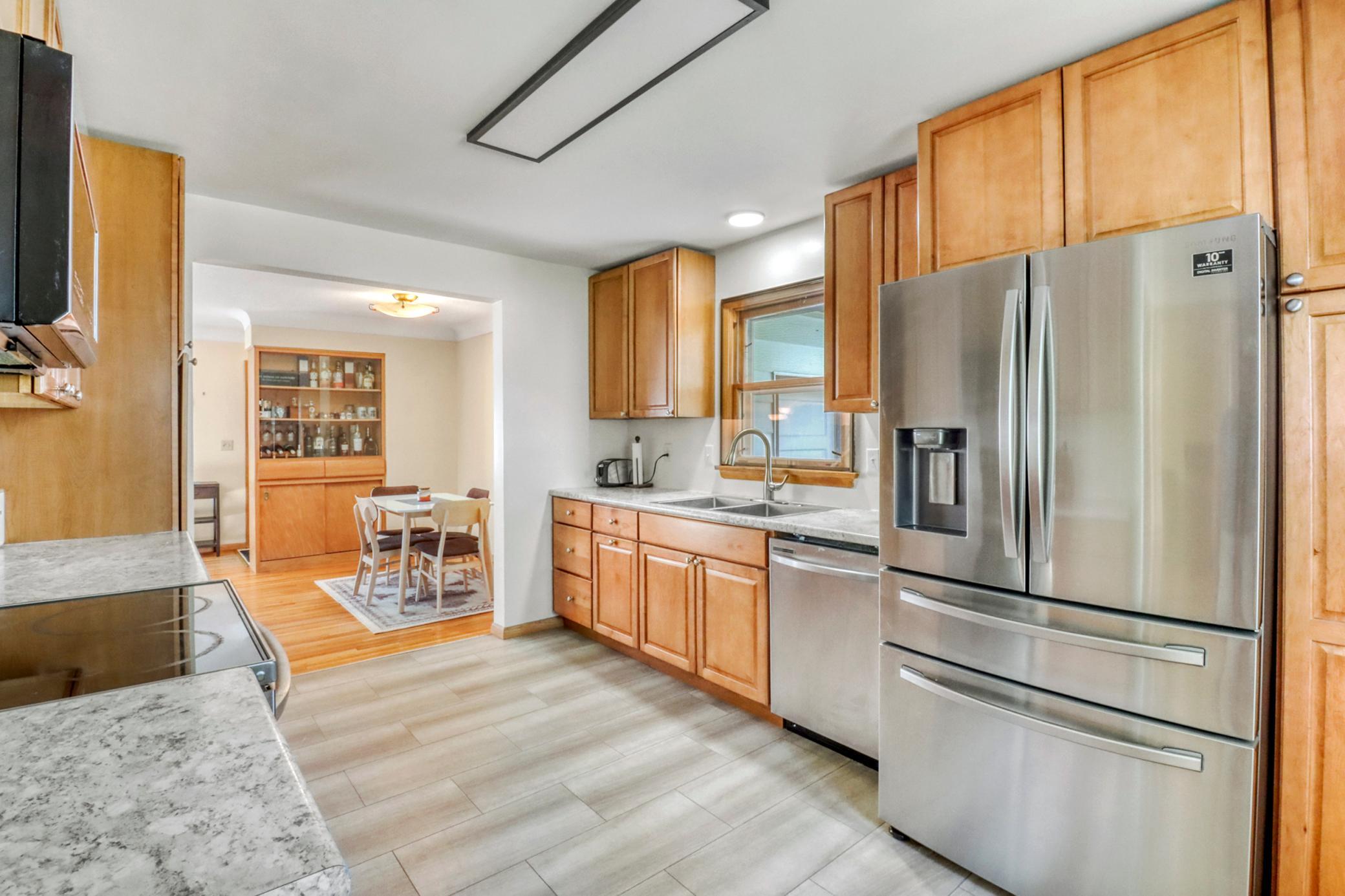 Kitchen1_0.JPG