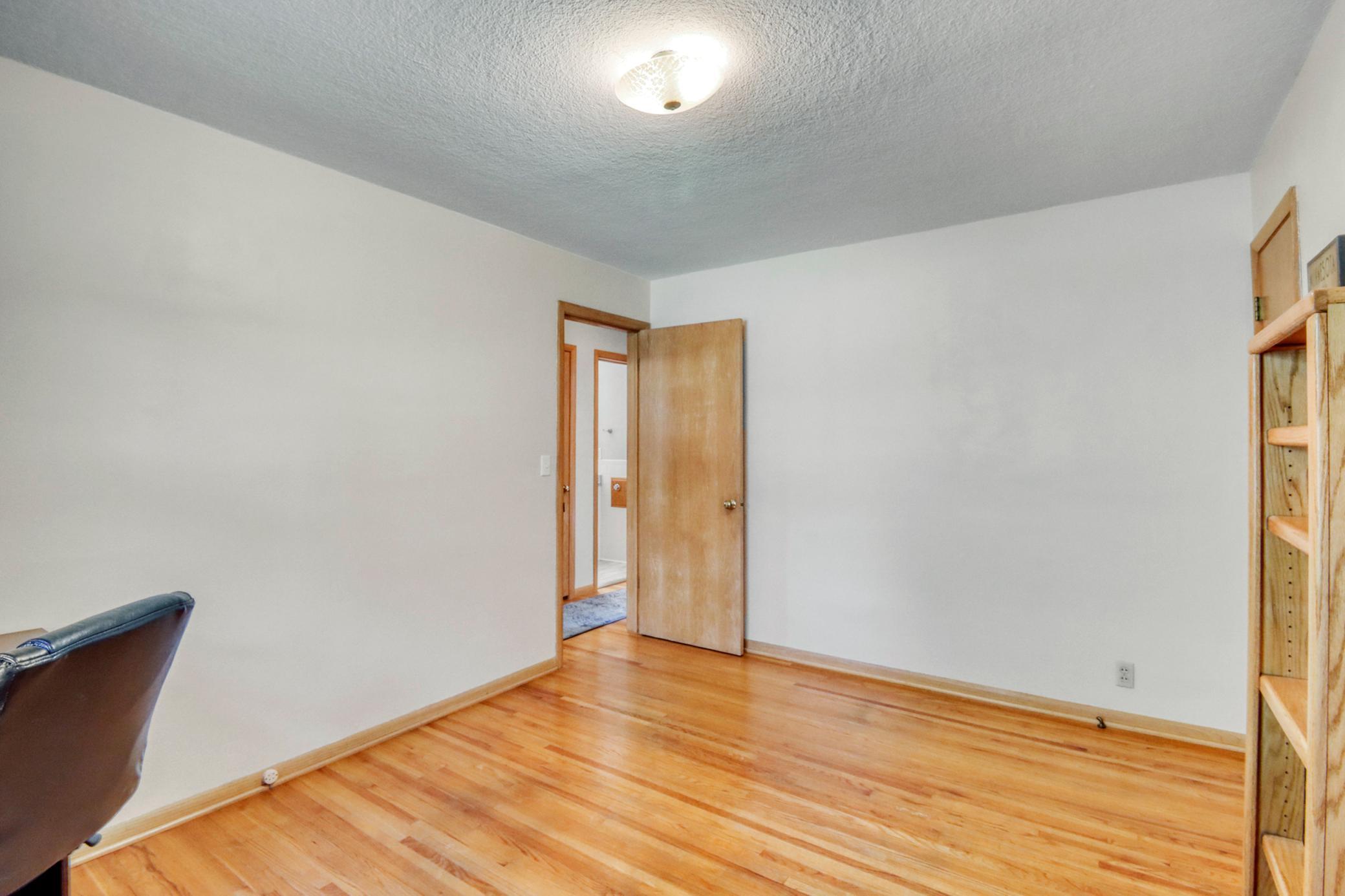 Bedroom1_1.JPG