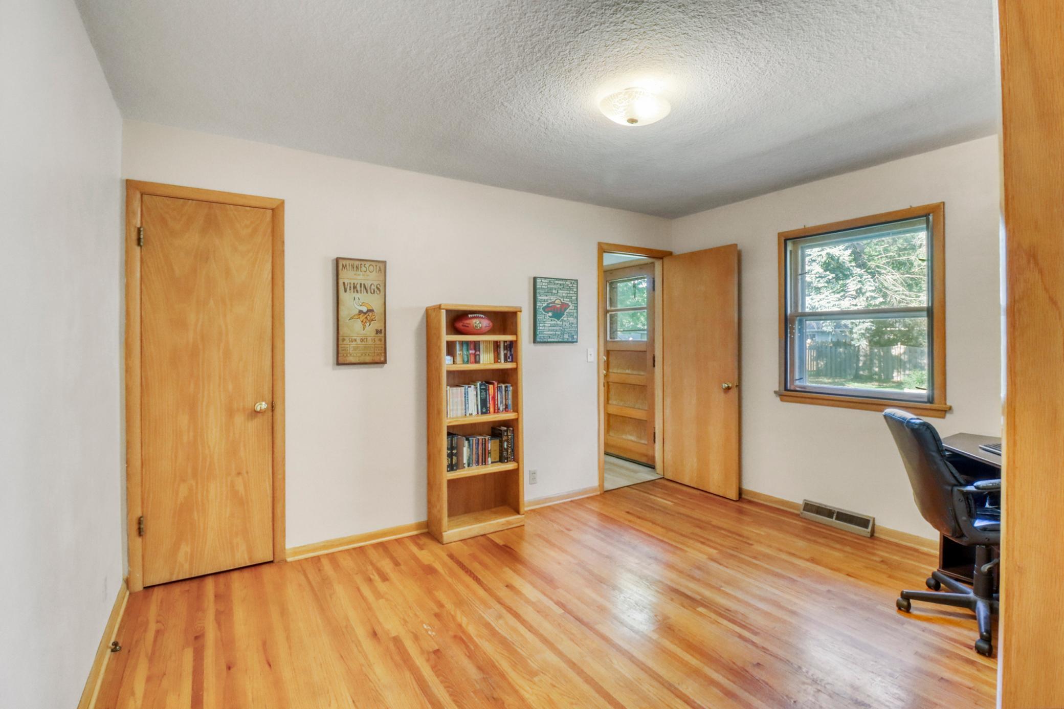 Bedroom1_0.JPG