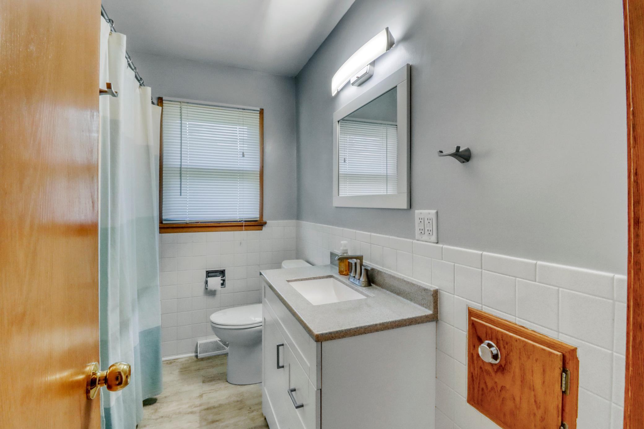 Bathroom1_2.JPG