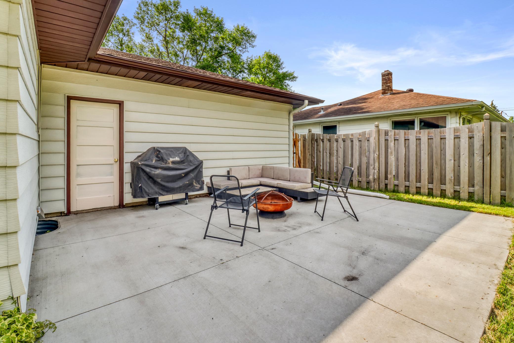 Backyard_Patio1_2.JPG