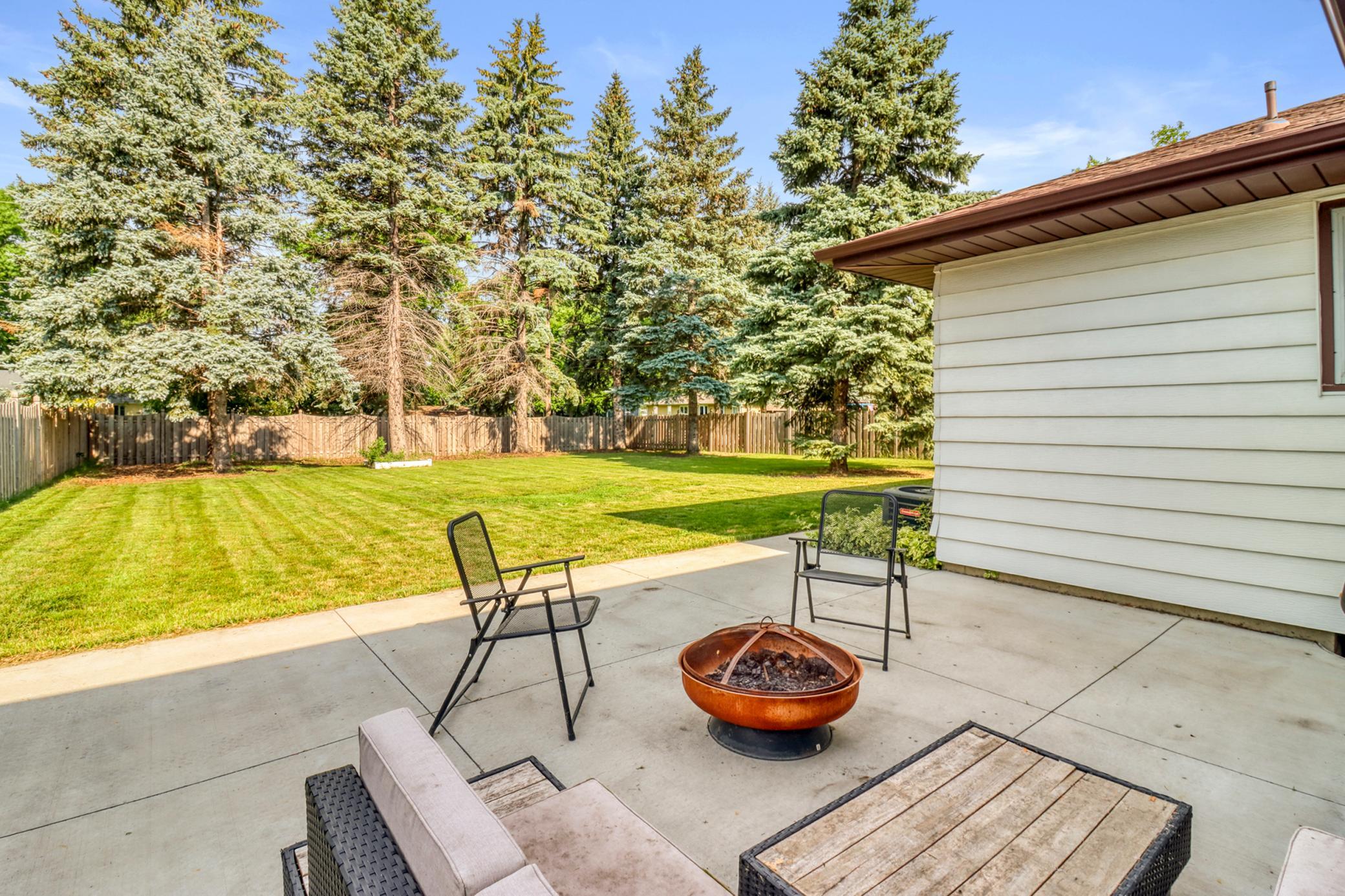 Backyard_Patio1_1.JPG