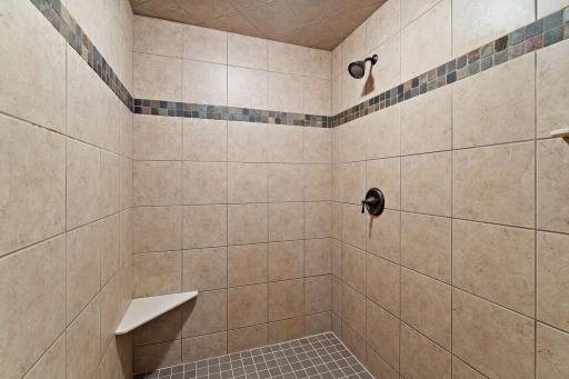 Huge walk-in shower with 2 shower heads