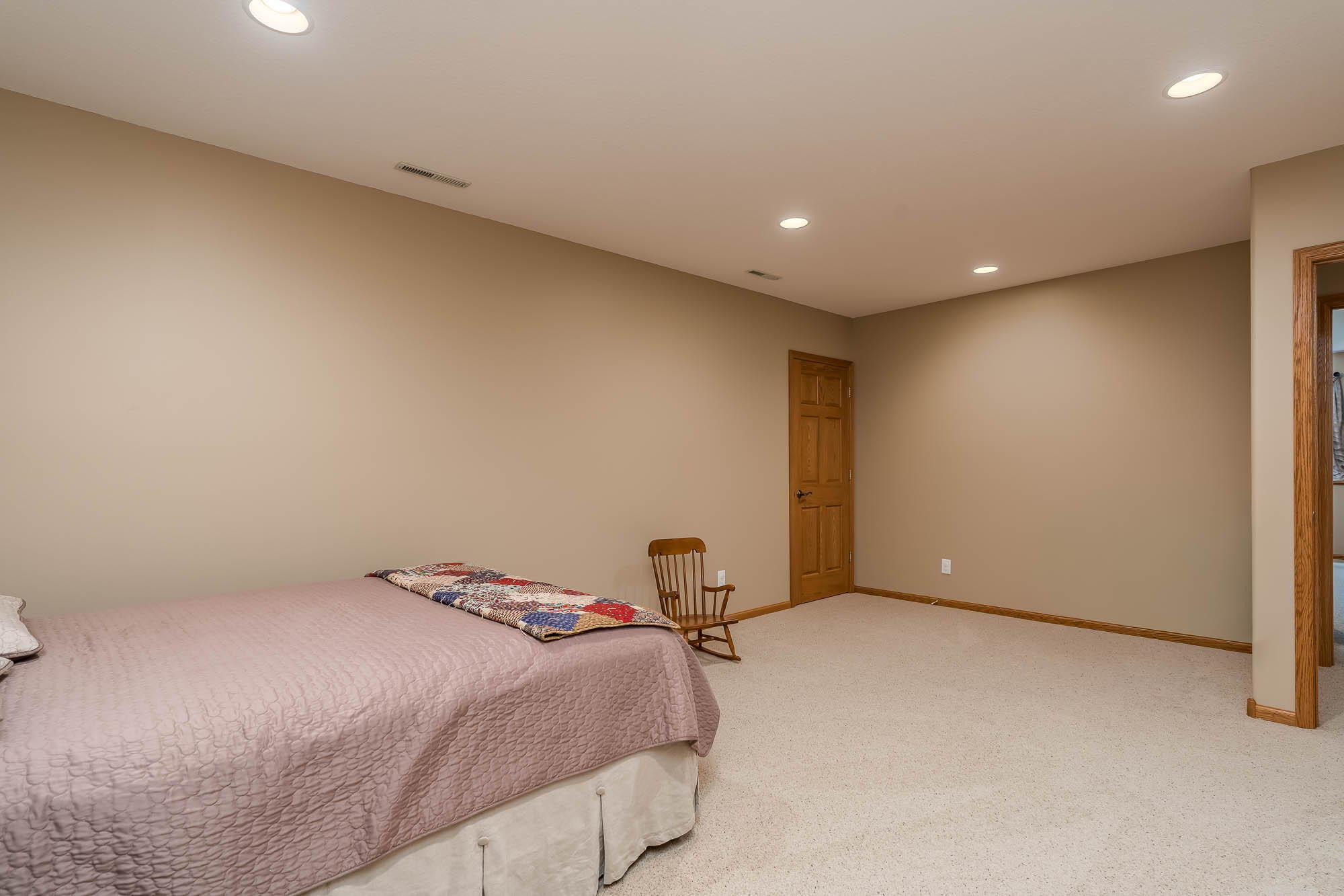 42-web-or-mls-117-grovebrook-drive.jpg