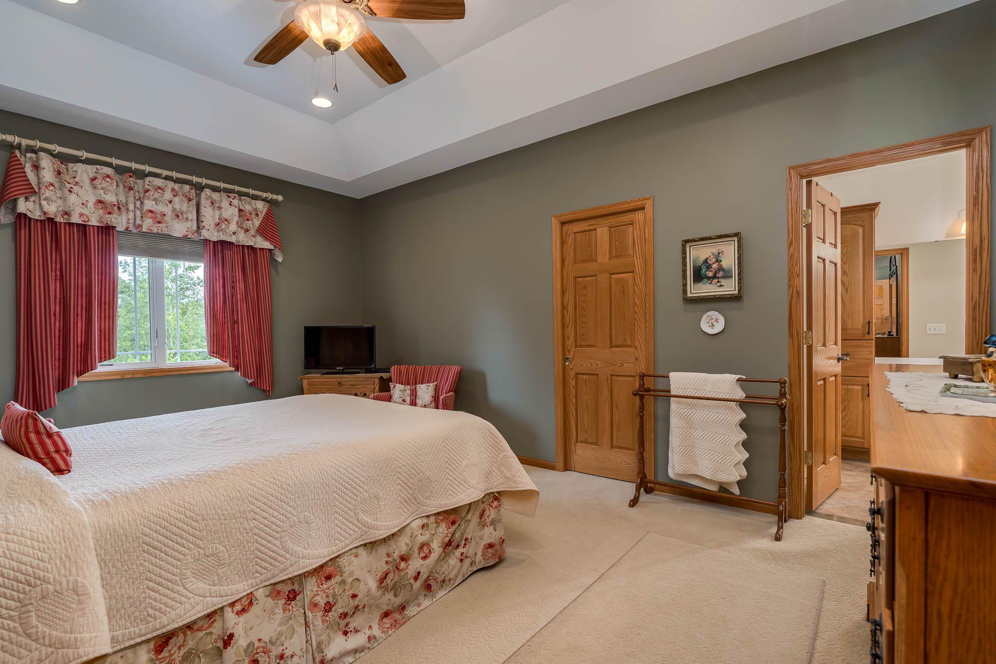 23-web-or-mls-117-grovebrook-drive.jpg