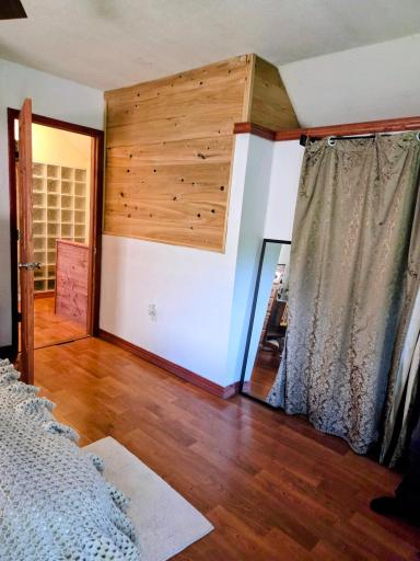 H upper bedroom closet