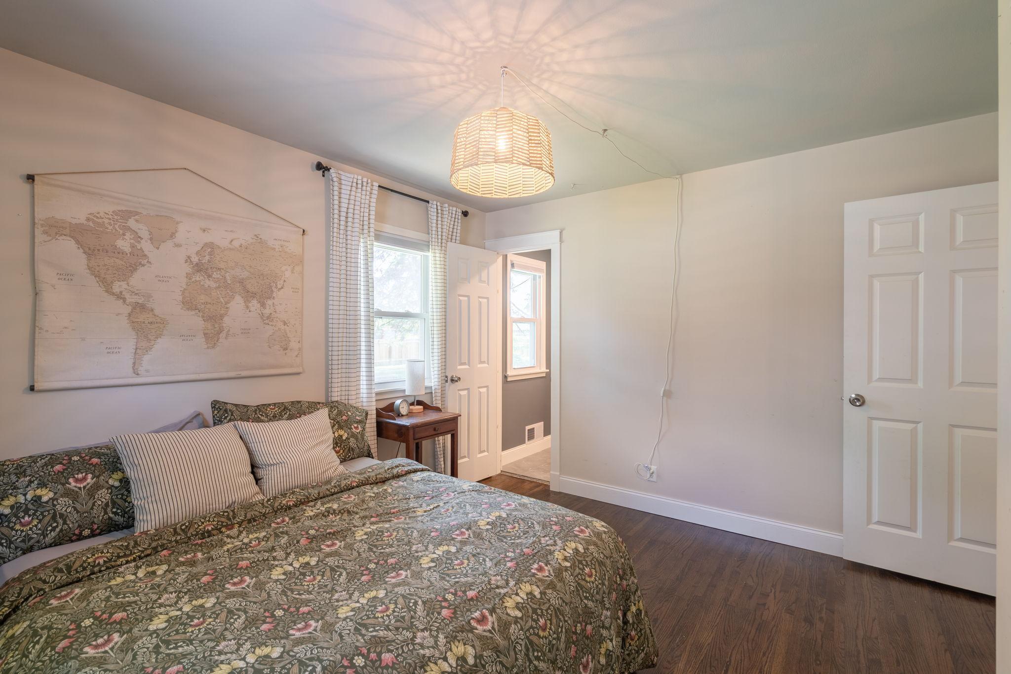 Primary bedroom w/ ensuite bathroom