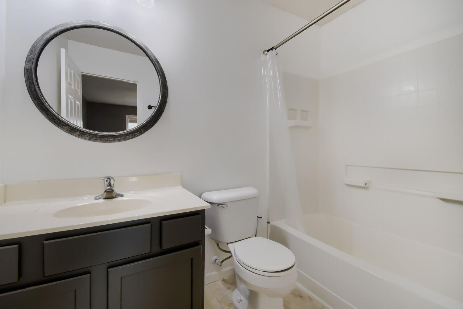 4360 Empress Dr N - Web Quality - 017 - 17 Bathroom.jpg
