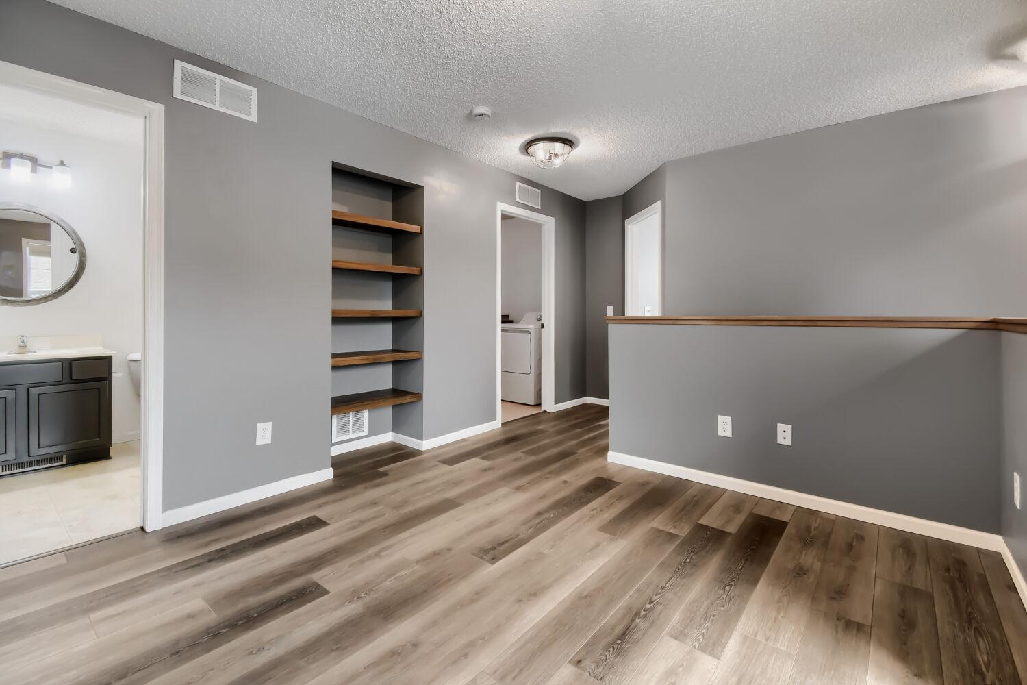 4360 Empress Dr N - Web Quality - 002 - 02 Foyer.jpg