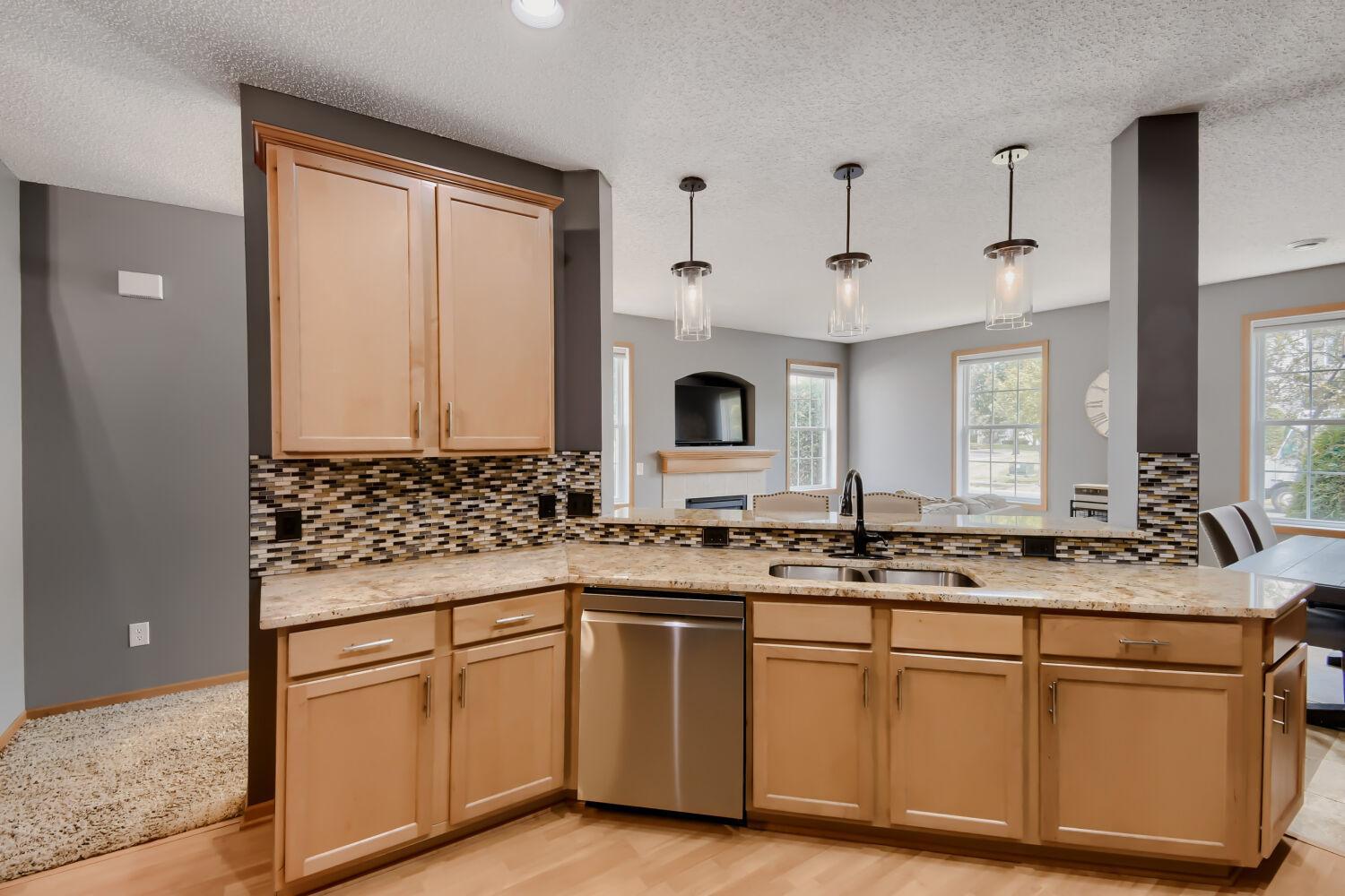 4360 Empress Dr N - Web Quality - 009 - 09 Kitchen.jpg