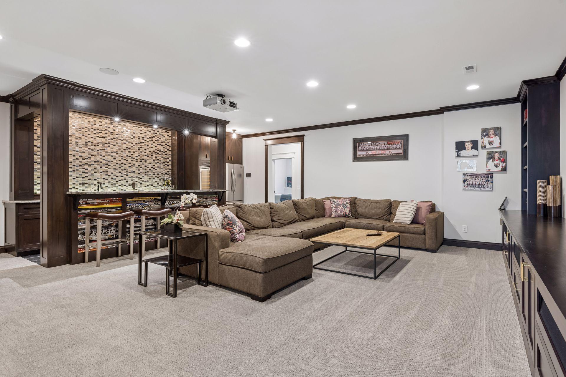 Family Room & Full Wet Bar - Lower Level