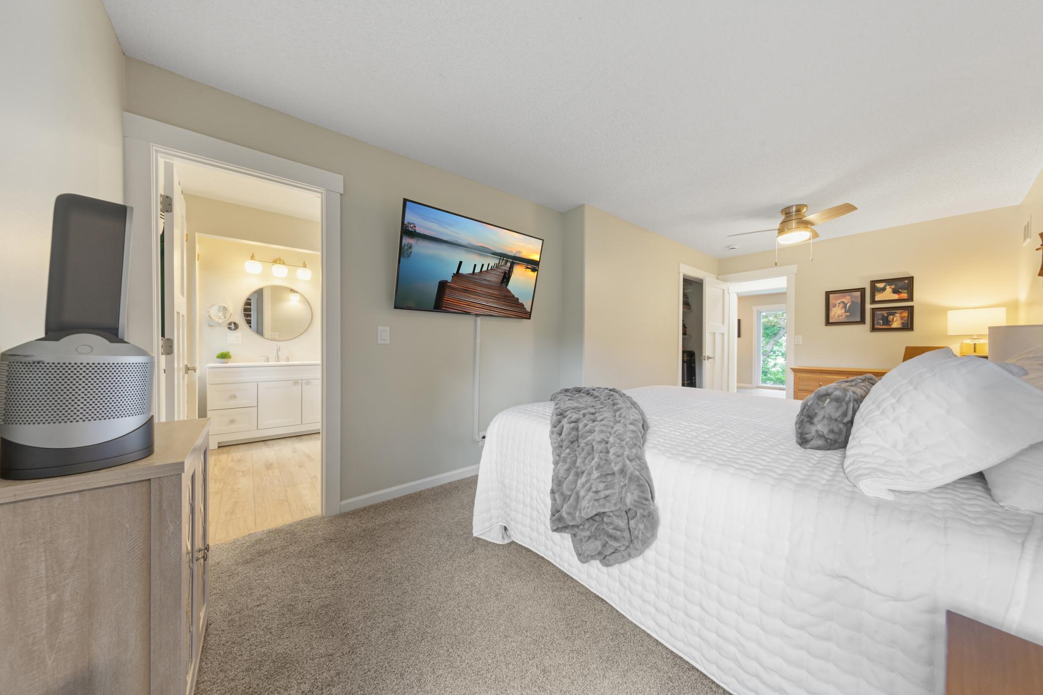24 main bedroom.jpg