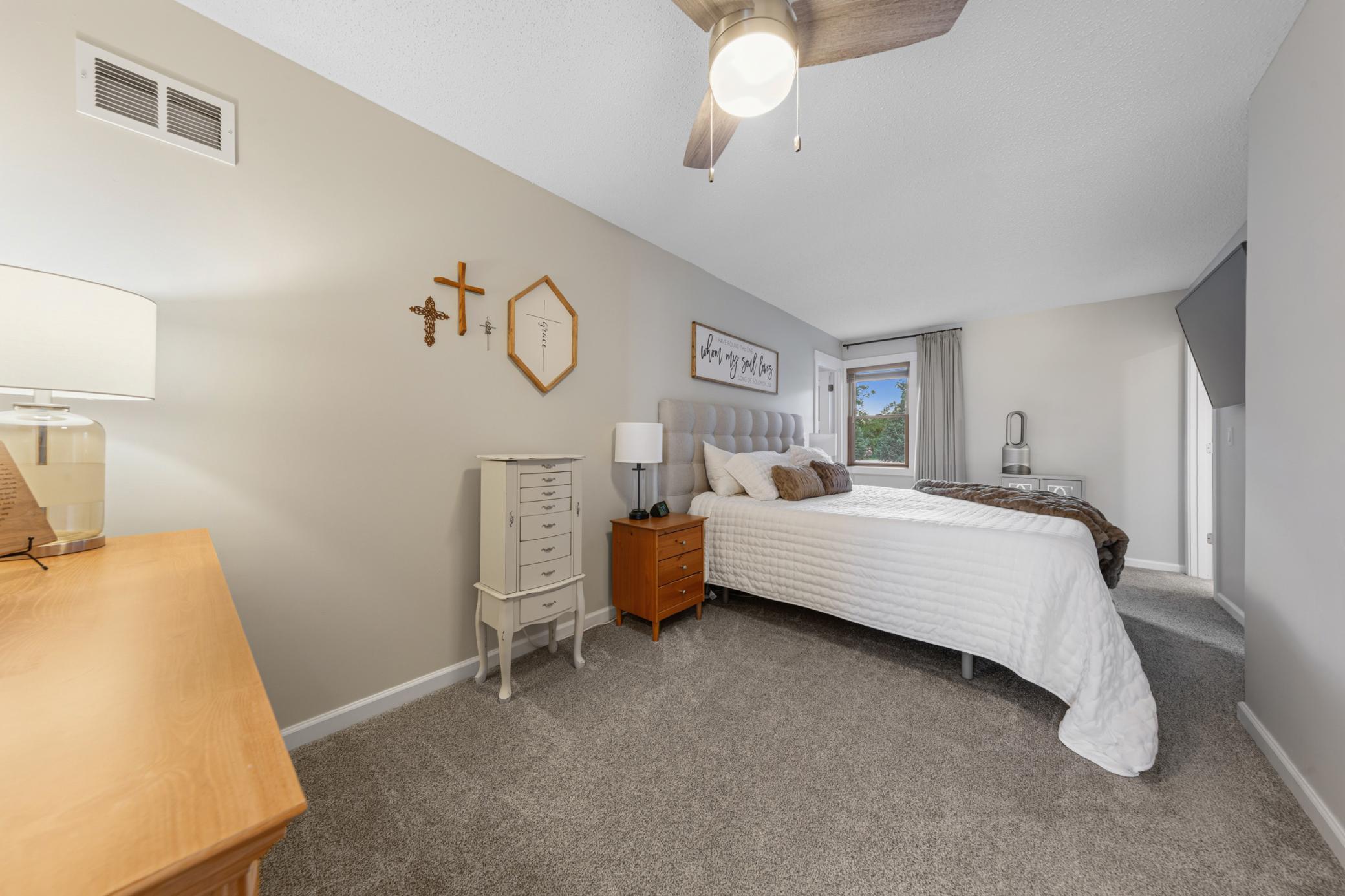 22 main bedroom.jpg