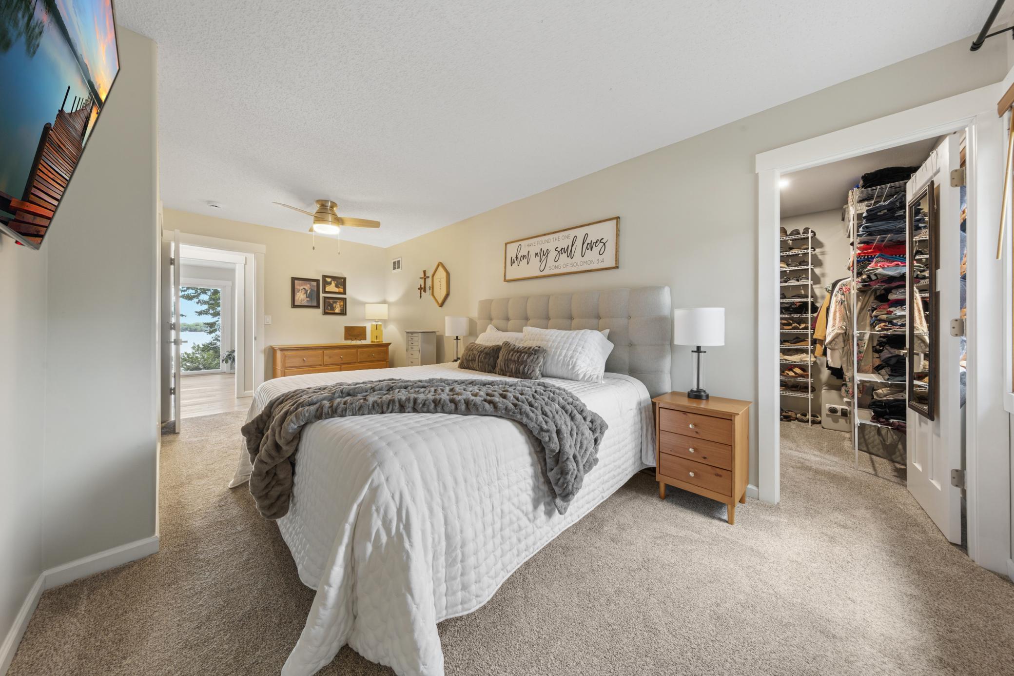 23 main bedroom.jpg
