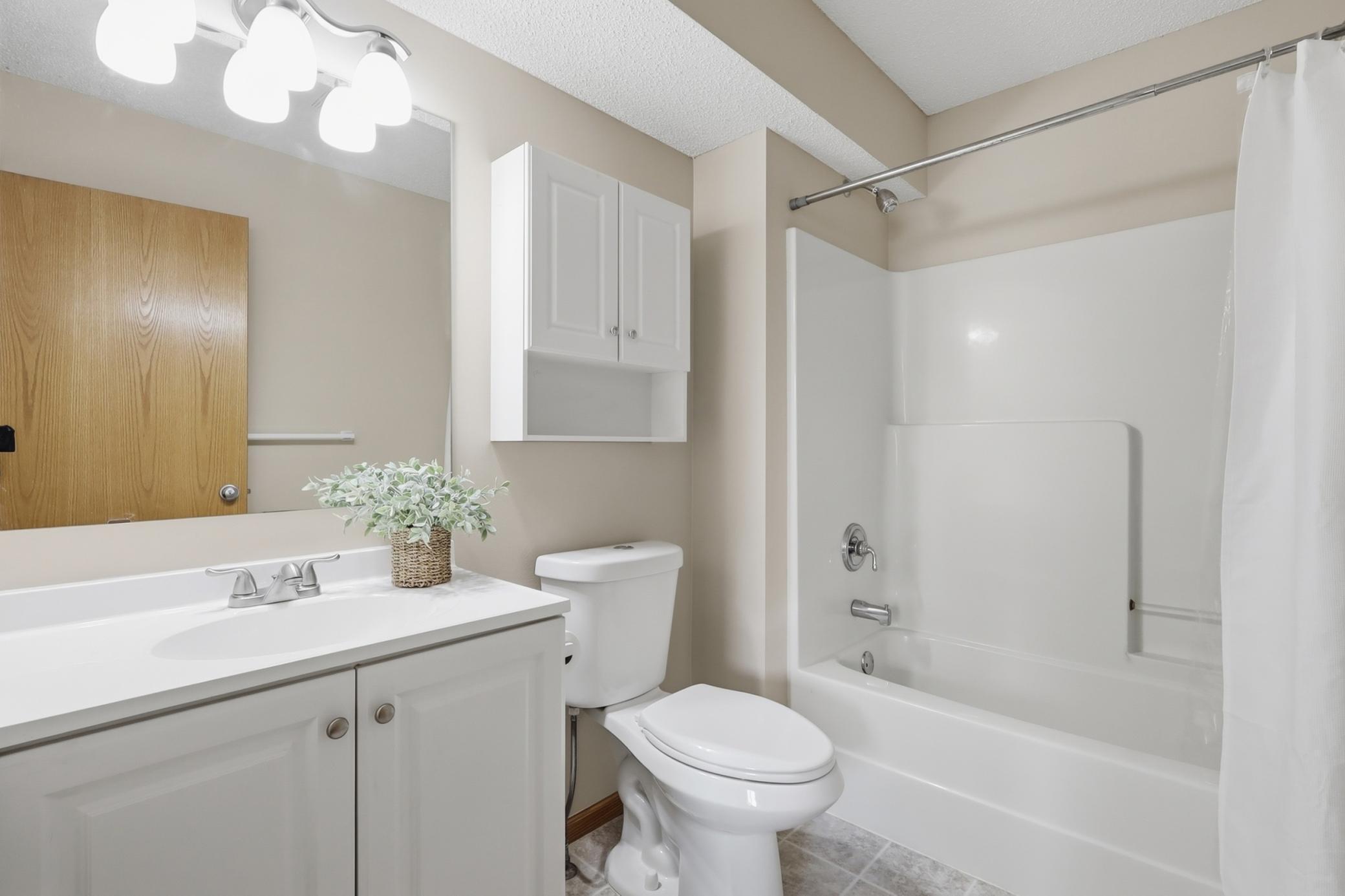 Full primary bathroom