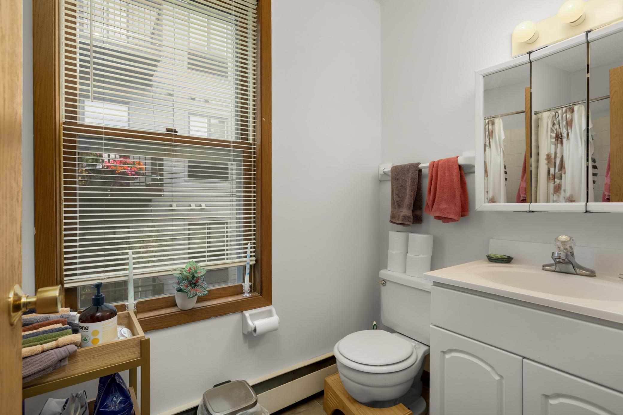 Unit 3 Upper Level Full Bathroom
