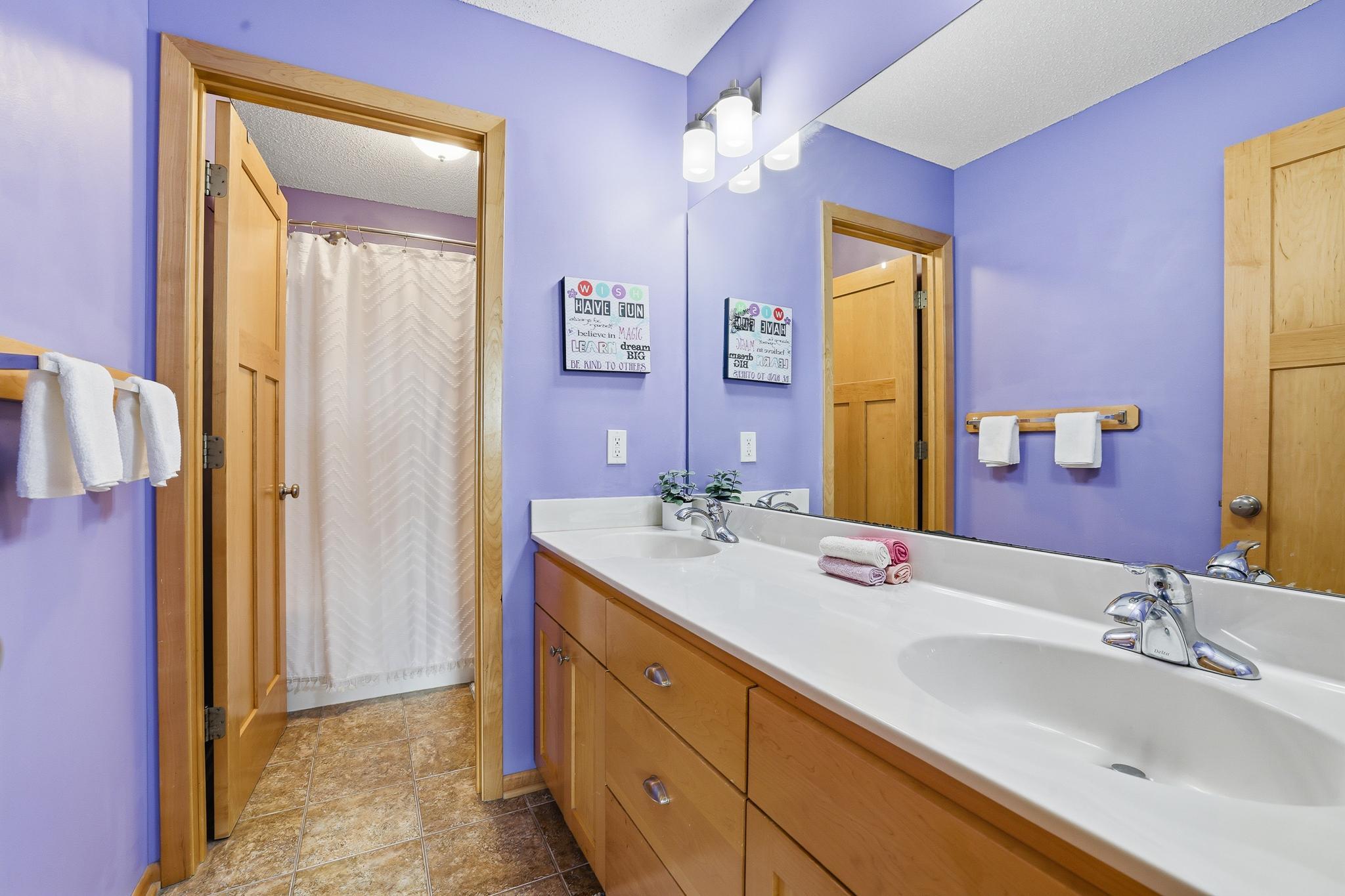 Upstairs full bathroom.
