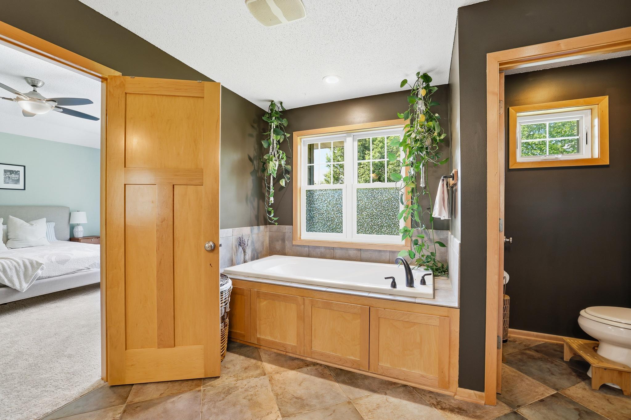 Relaxing primary suite.