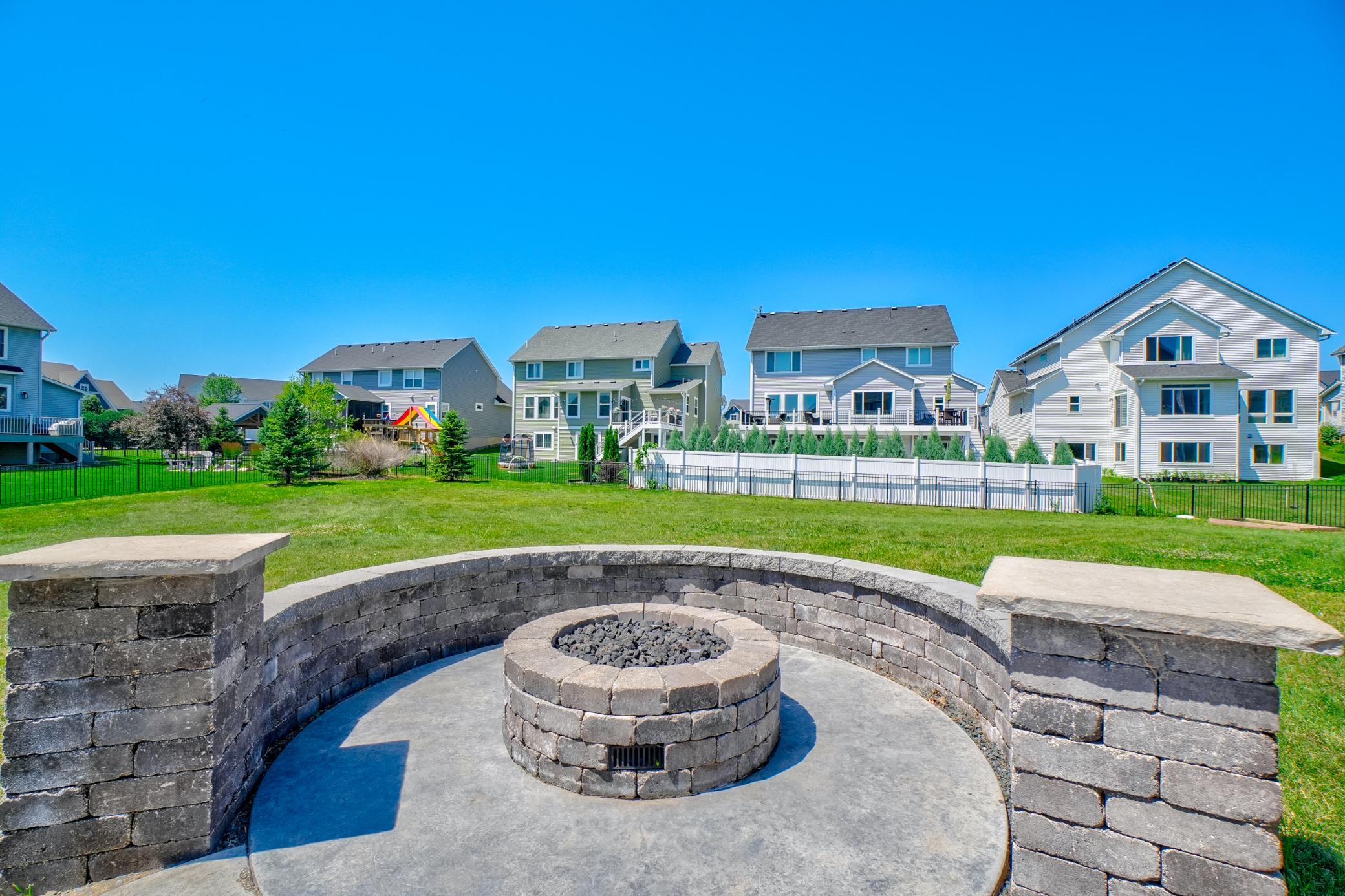 Gather around the gas firepit and enjoy evenings under the stars!