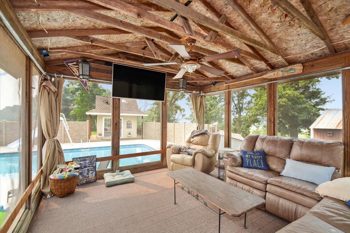 Beautiful 3 season screened in Minnesota room