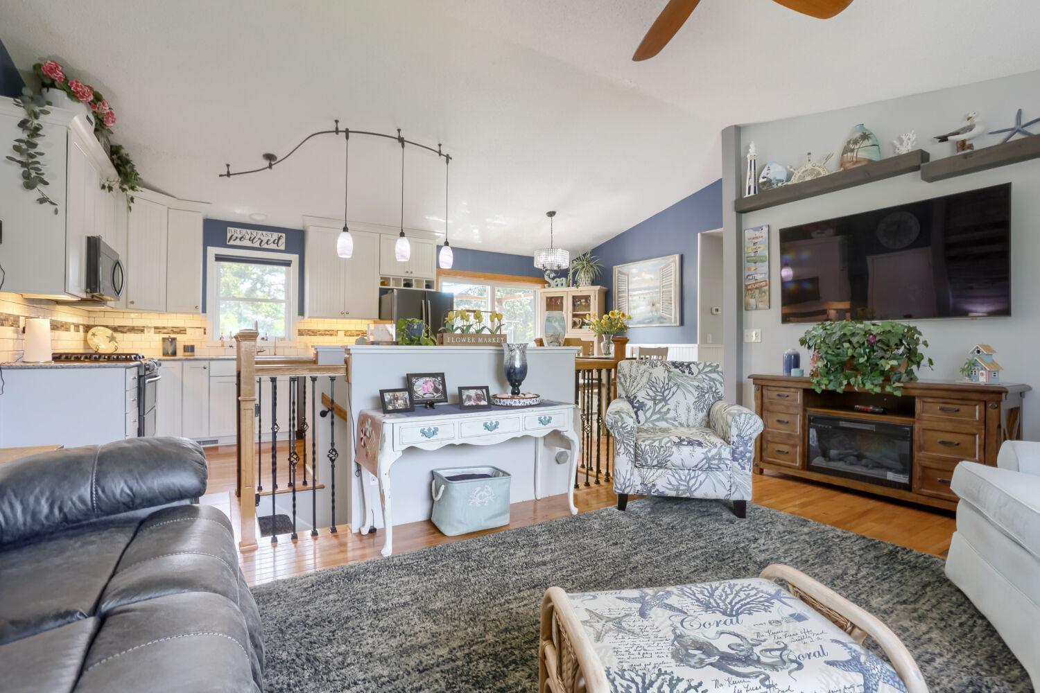 12255 Magnolia St - Web Quality - 009 - 06 Living Room.jpg