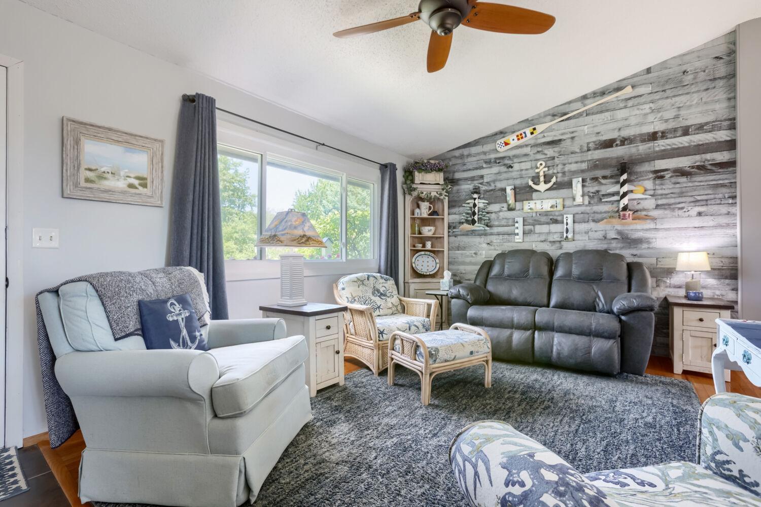 12255 Magnolia St - Web Quality - 007 - 04 Living Room.jpg