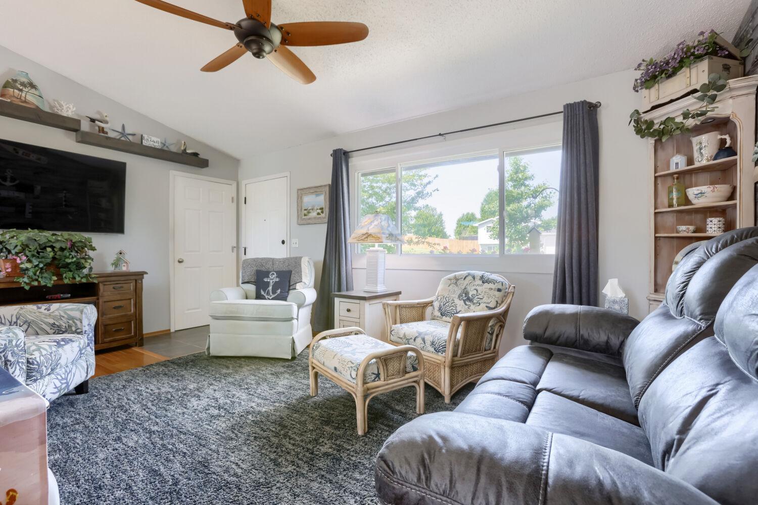 12255 Magnolia St - Web Quality - 008 - 05 Living Room.jpg