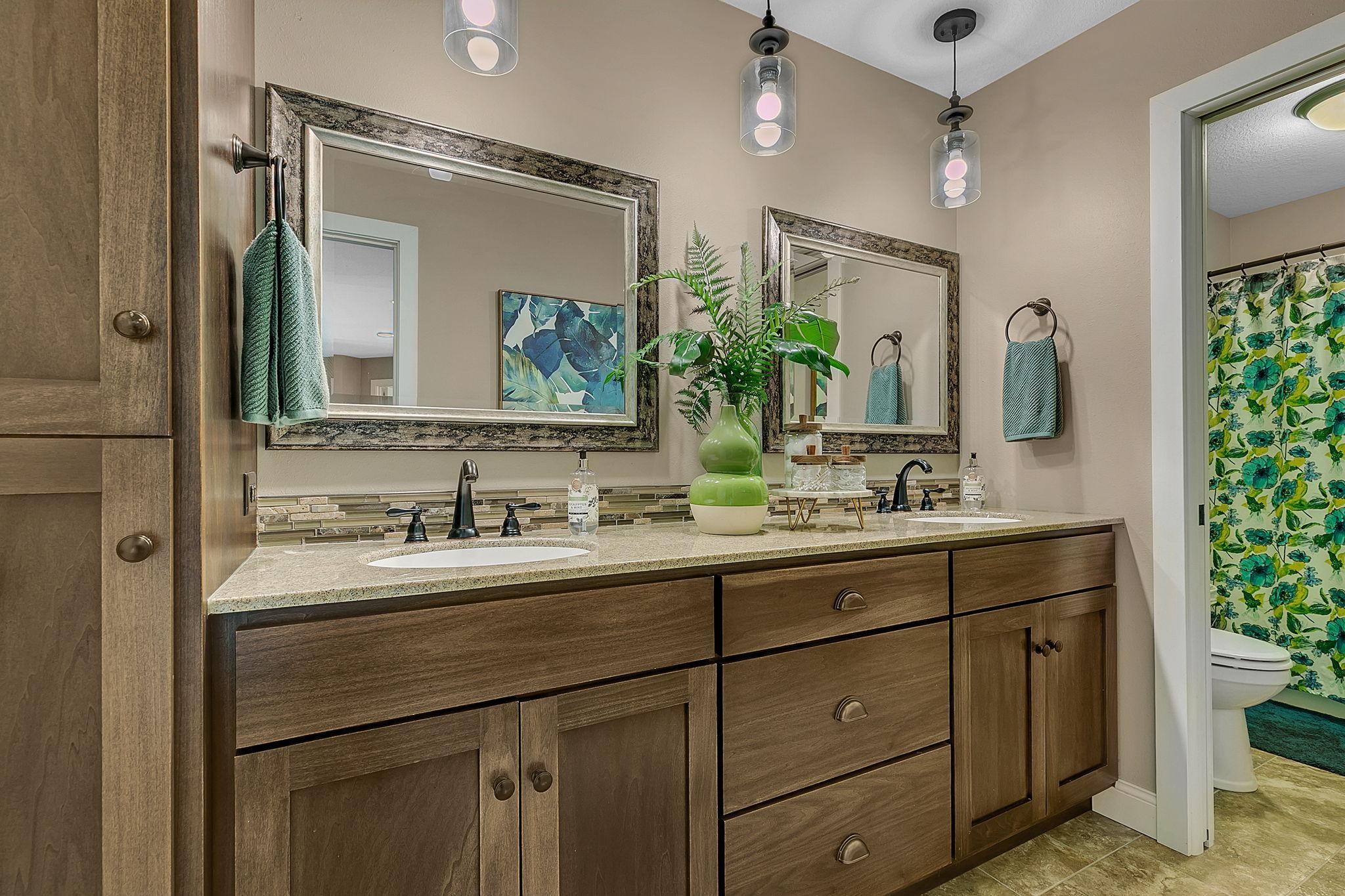 Upper Full Bathroom
