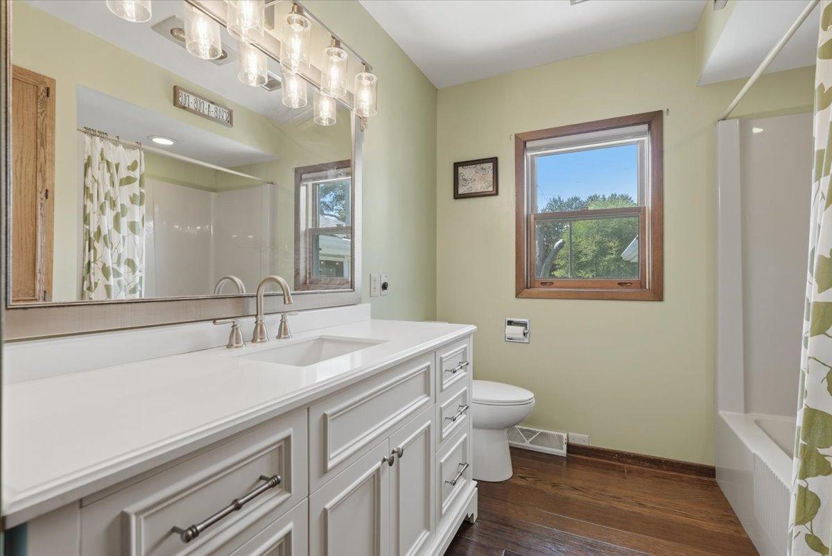 16-Bathroom 1.jpg