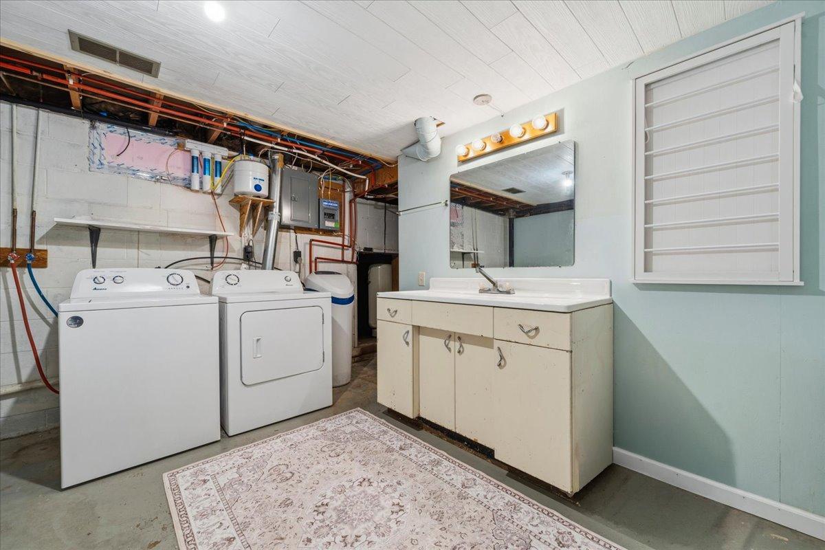 3/4 Bathroom/Laundry